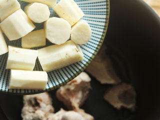 13、山药猪骨汤,锅中倒入少许油,将猪骨翻炒一下,再加入一点点的生抽翻炒均匀,在这里可以加点白胡椒粉也可以不加。加入葱姜炒出香味后加入山药翻炒。