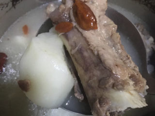 14、山药猪骨汤,填水,没过猪骨和山药,放入砂锅中炖一个小时,加入盐调味,再继续炖煮半个小时。