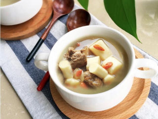 15、山药猪骨汤,至猪骨上的肉和山药软烂,汤味道浓郁,就可以关火。