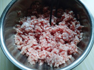 1、#咸味#紫菜虾皮鲜肉小馄饨,肉糜,我超市买的,让店员帮忙绞成肉馅的,这里不强调,自己剁,食用料理机都可以。