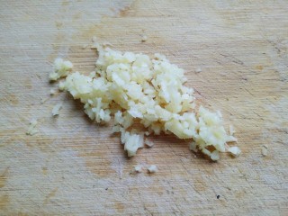 2、#咸味#紫菜虾皮鲜肉小馄饨,姜蒜去皮切碎。