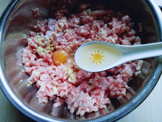 4、#咸味#紫菜虾皮鲜肉小馄饨,加入料酒。