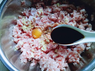 5、#咸味#紫菜虾皮鲜肉小馄饨,加入生抽