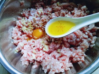 6、#咸味#紫菜虾皮鲜肉小馄饨,加入食用油。