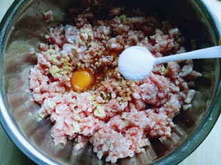 7、#咸味#紫菜虾皮鲜肉小馄饨,调味,加入盐,十三香,依个人口味。