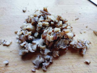 9、#咸味#紫菜虾皮鲜肉小馄饨,香菇洗干净切碎。