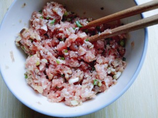 10、#咸味#紫菜虾皮鲜肉小馄饨,葱去皮切葱花,加入肉糜中,用筷子搅拌均匀,无需搅上筋。