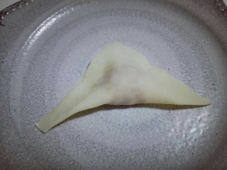 12、#咸味#紫菜虾皮鲜肉小馄饨,将馄饨皮对角折,如图。