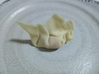 13、#咸味#紫菜虾皮鲜肉小馄饨,包好的小馄饨,小馄饨形状随意捏,根据个人喜欢(^_^)