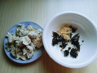 15、#咸味#紫菜虾皮鲜肉小馄饨,准备煮小馄饨。