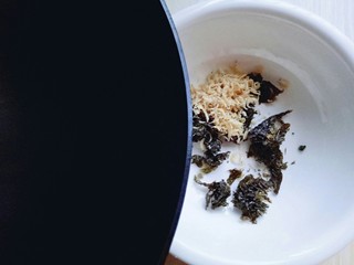 16、#咸味#紫菜虾皮鲜肉小馄饨,虾皮用温水冲洗,淋干水份。再将烧沸的水倒入器具中。
