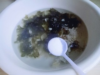 17、#咸味#紫菜虾皮鲜肉小馄饨,加入盐。