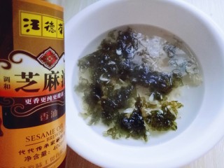 18、#咸味#紫菜虾皮鲜肉小馄饨,再滴几滴芝麻油。