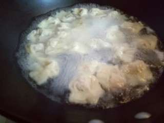 19、#咸味#紫菜虾皮鲜肉小馄饨,煮小馄饨,锅中加入水,大火烧开后,下包好的小馄饨,煮熟即可。