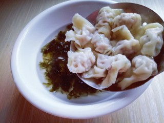 20、#咸味#紫菜虾皮鲜肉小馄饨,煮熟的小馄饨捞出放入紫菜虾皮的器具中。
