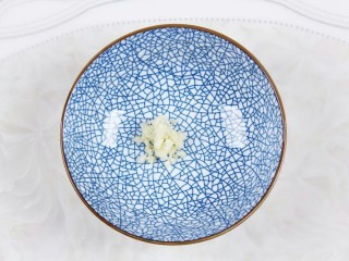 1、花样面条  麻辣火锅面,蒜切末，放入碗中