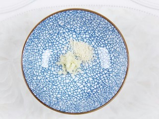 2、花样面条  麻辣火锅面,加入适量鸡精