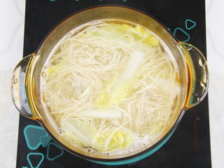 10、花样面条  麻辣火锅面,白菜烫熟后下面条