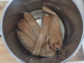 2、鲜菇杂菌浓汤,竹荪放入清水中加入3g盐浸泡