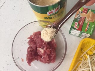 3、鲜菇杂菌浓汤,瘦肉加入一匙家乐鸡粉调味料