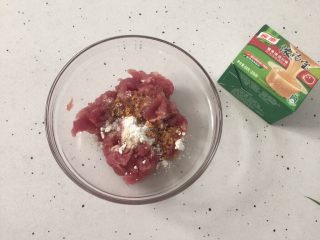 4、鲜菇杂菌浓汤,再加入生粉、白砂糖、5ml生抽、5ml蚝油一起搅拌均匀盖上保鲜膜放入冰箱冷藏半小时