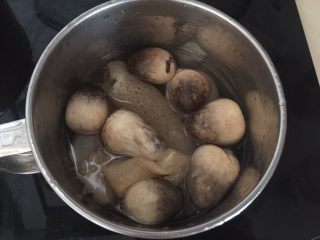 5、鲜菇杂菌浓汤,将盐水泡好的竹荪清水浸泡2次后和洗净的草菇一起放入清水锅里煮开焯水