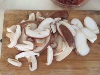 6、鲜菇杂菌浓汤,鲜香菇和杏鲍菇切成薄片