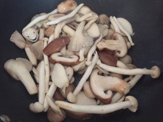 7、鲜菇杂菌浓汤,锅里热油后放入所有鲜菇炒（期间会出水，翻炒至收汁）