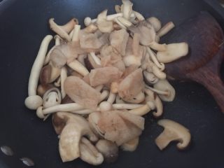 8、鲜菇杂菌浓汤,收汁后加入竹荪，加入5ml生抽和5ml蚝油一起翻炒均匀