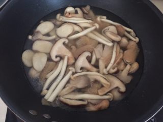 9、鲜菇杂菌浓汤,然后加入1500ml清水