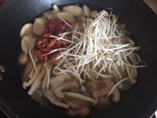 11、鲜菇杂菌浓汤,加入腌制好的肉和豆芽