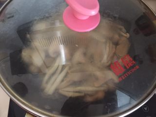 10、鲜菇杂菌浓汤,盖上锅盖大火煮开转小火
