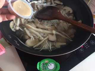 12、鲜菇杂菌浓汤,再加入2块浓汤宝