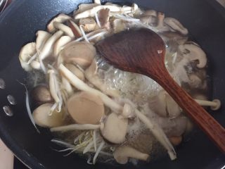 13、鲜菇杂菌浓汤,搅拌均匀