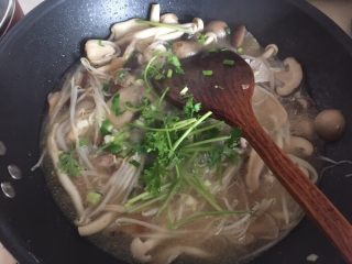 14、鲜菇杂菌浓汤,最后加入葱花和香菜即可