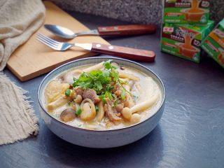 15、鲜菇杂菌浓汤,起锅后撒上葱花和香菜点缀