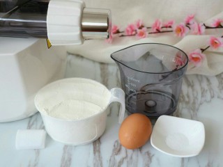 1、炸酱面,准备面条食材