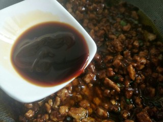 12、炸酱面,放入生抽、耗油调味.