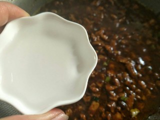 13、炸酱面,再加入少许温水小火熬煮～