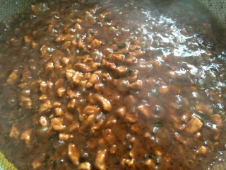 14、炸酱面,至略粘稠即可关火出锅～ 