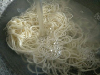 15、炸酱面,过水至凉捞出～ 