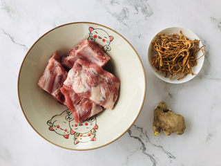 1、虫草花排骨汤,首先准备好各种食材。好的食材就是一道料理成功的一半。