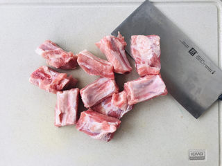 2、虫草花排骨汤,排骨剁成整齐的块状。