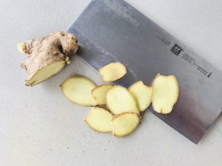 3、虫草花排骨汤,生姜切薄片。