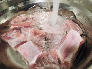 4、虫草花排骨汤,切好的排骨用清水洗净过滤。