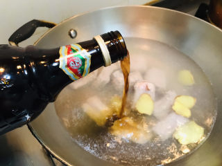 7、虫草花排骨汤,可以添加少许料酒去腥。