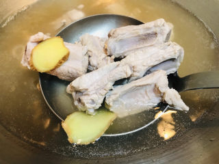 8、虫草花排骨汤,待水微微沸腾就可以把排骨捞出了。