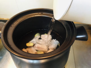 10、虫草花排骨汤,一次性加入足够多的清水。