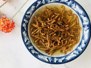 12、虫草花排骨汤,在炖排骨的间歇可以把虫草花泡水，洗净。