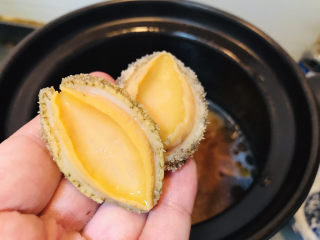 14、虫草花排骨汤,除了虫草花，也可以同时添加一些其他食材。例如：鲍鱼，红枣，枸杞等等。